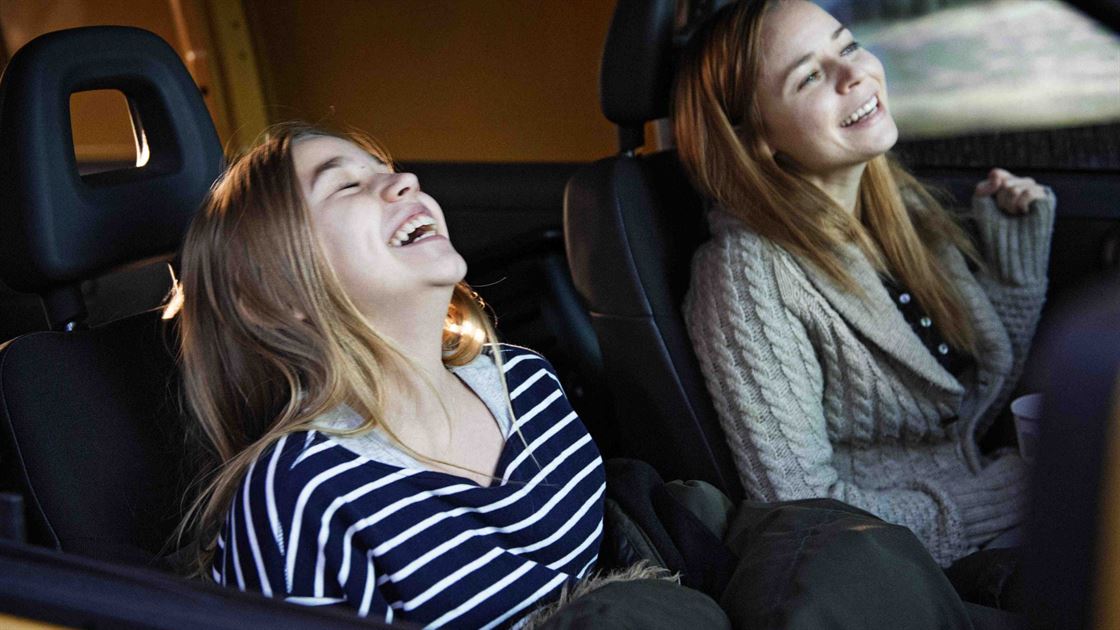 Little Wing 12-åriga Varpu och hennes mamma sitter i bilen